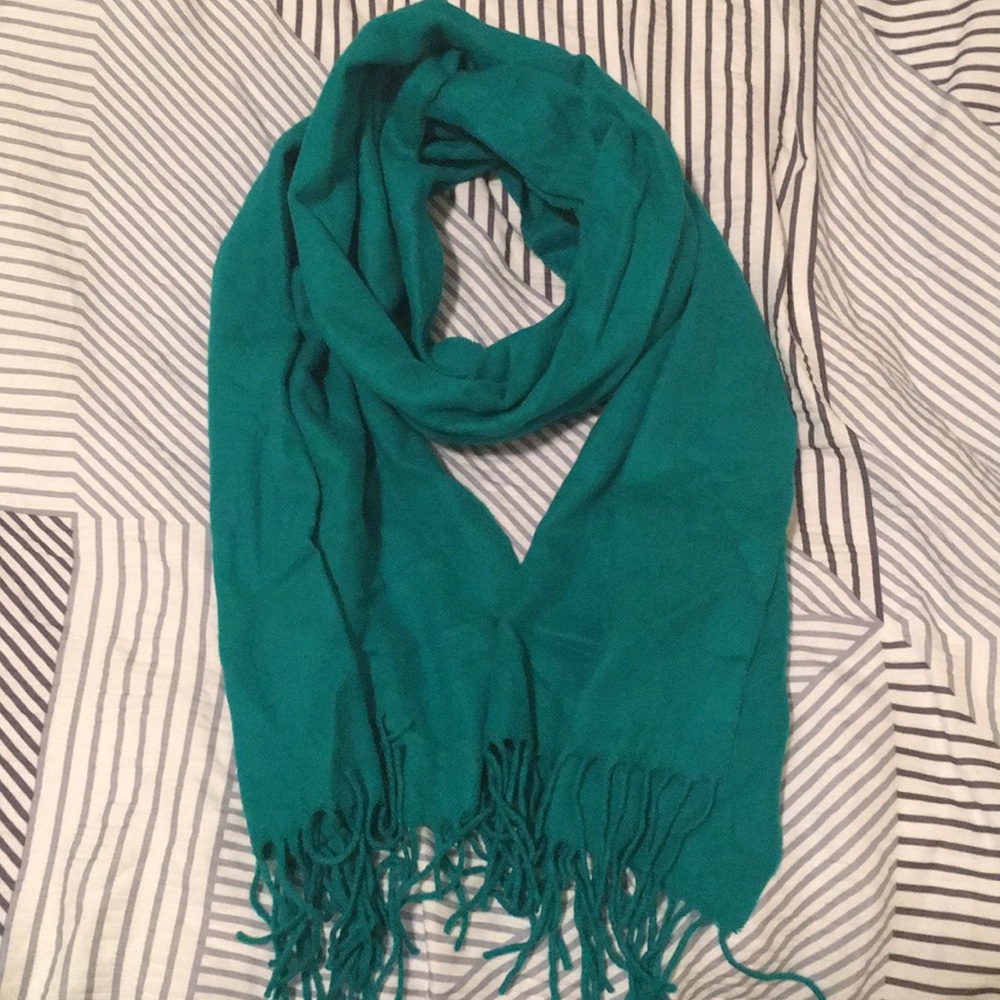 🎉🎉 Fleece teal scarf with fringe.
